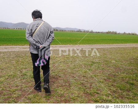 のどかな景色を眺める男性(後ろ姿) のどかな景色を眺める男性(後ろ姿) 102335516