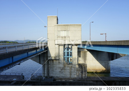 信濃川本流を貫く妙見堰(新潟県長岡市) 信濃川本流を貫く妙見堰(新潟県長岡市) 102335833