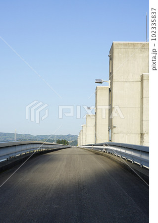 信濃川本流を貫く妙見堰（新潟県長岡市） 102335837