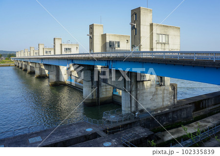 信濃川本流を貫く妙見堰(新潟県長岡市) 信濃川本流を貫く妙見堰(新潟県長岡市) 102335839