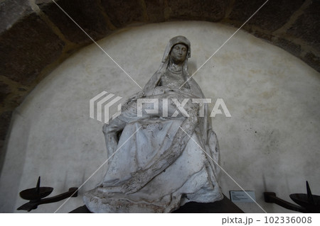 モンサンミッシェル修道院のピエタ（キリストを抱くマリアの母子像） 102336008