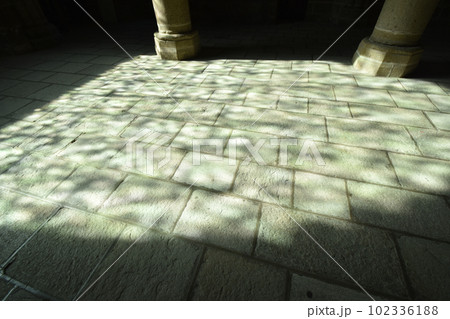 モンサンミッシェル修道院内部の床に差し込む光で映し出された美しいステンドグラスの影 モンサンミッシェル修道院内部の床に差し込む光で映し出された美しいステンドグラスの影 102336188