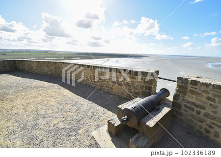 世界文化遺産のモンサンミッシェル修道院の西テラスに残っている13世紀に設置された大砲 世界文化遺産のモンサンミッシェル修道院の西テラスに残っている13世紀に設置された大砲 102336189