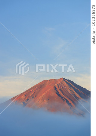 山梨河口湖_雲海から頭を出す赤富士の絶景 山梨河口湖_雲海から頭を出す赤富士の絶景 102336578