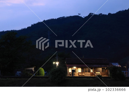 田舎の駅　夕暮れにポツンと明かりが灯った因美線　美作滝尾駅 102336666