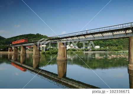 津山線　水鏡の川を渡るキハ47気動車たらこ色　福渡ー建部 102336671