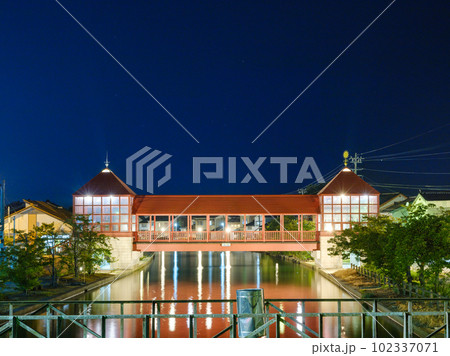 富山射水市_放生津内川にかかる東橋の絶景夜景風景 102337071