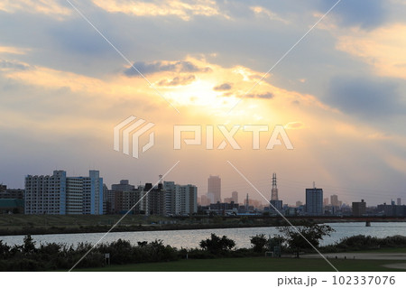 光芒・荒川夕景・西新井橋【東京都足立区】 102337076