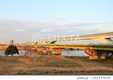 荒川夕景・扇大橋、首都高速と日暮里舎人ライナー【東京都足立区】 102337078