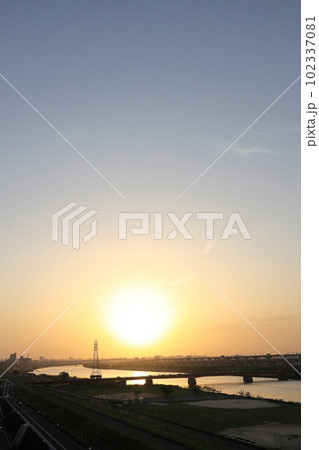 荒川夕景・西新井橋と首都高速環状線【東京都足立区】 102337081