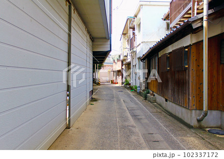 【香川】初夏の小豆島 迷路のまちの狭い路地 【香川】初夏の小豆島 迷路のまちの狭い路地 102337172