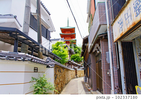 【香川】初夏の小豆島・迷路のまち 西光寺横の小路から見上げる誓願の塔 【香川】初夏の小豆島・迷路のまち 西光寺横の小路から見上げる誓願の塔 102337180
