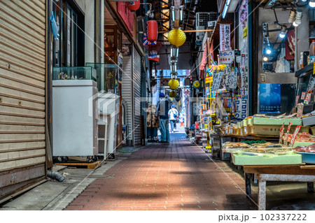 横浜市の都市風景 白楽駅 横浜市の都市風景 白楽駅 102337222