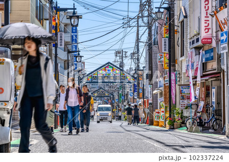 横浜市の都市風景　白楽駅 102337224