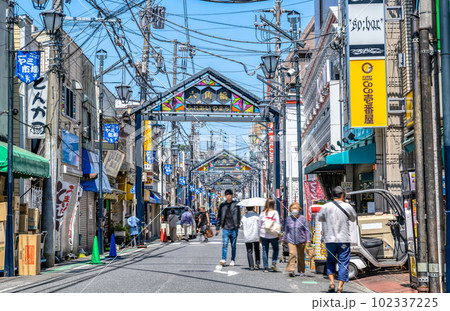 横浜市の都市風景 白楽駅 横浜市の都市風景 白楽駅 102337225