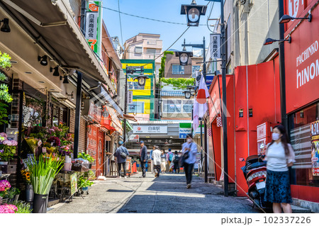 横浜市の都市風景 白楽駅 横浜市の都市風景 白楽駅 102337226