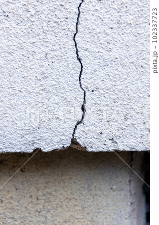 築年数の古い一戸建て住宅の亀裂の入った外壁 102337723