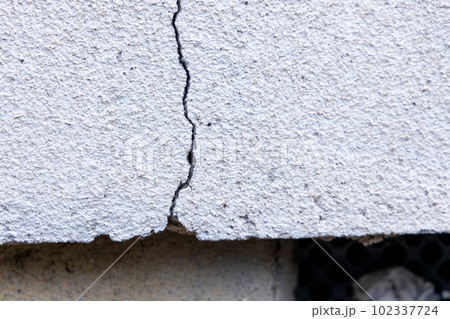 築年数の古い一戸建て住宅の亀裂の入った外壁 102337724