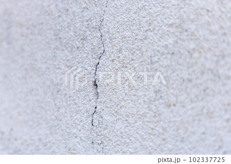 築年数の古い一戸建て住宅の亀裂の入った外壁 102337725