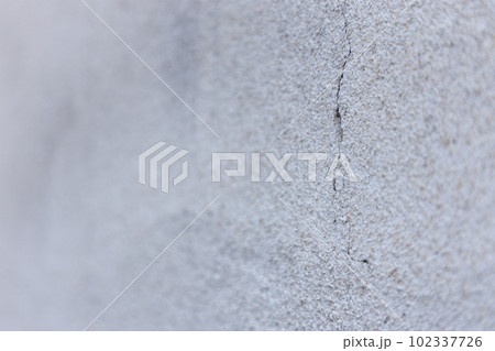 築年数の古い一戸建て住宅の亀裂の入った外壁 102337726