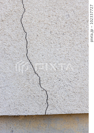 築年数の古い一戸建て住宅の亀裂の入った外壁 築年数の古い一戸建て住宅の亀裂の入った外壁 102337727