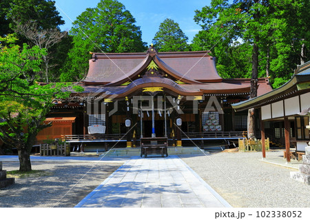 【徳島県】晴天の大麻比古神社 外拝殿 【徳島県】晴天の大麻比古神社 外拝殿 102338052