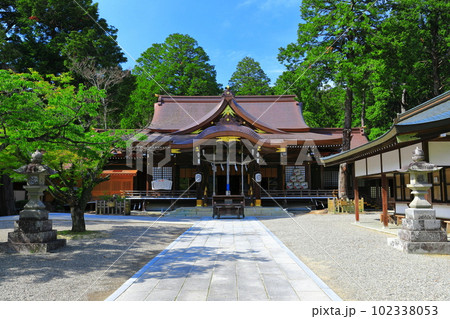 【徳島県】晴天の大麻比古神社 外拝殿 【徳島県】晴天の大麻比古神社 外拝殿 102338053