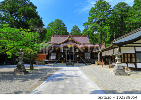 【徳島県】晴天の大麻比古神社 外拝殿 【徳島県】晴天の大麻比古神社 外拝殿 102338054