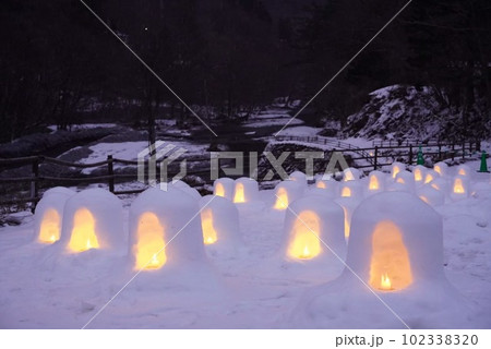 かまくらの雪景色 かまくらの雪景色 102338320
