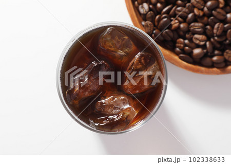 アイスコーヒーと珈琲豆 102338633