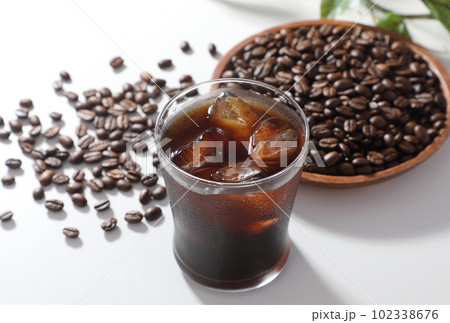 アイスコーヒーと珈琲豆 アイスコーヒーと珈琲豆 102338676