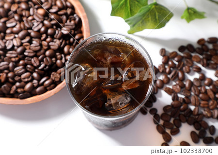 アイスコーヒーと珈琲豆 アイスコーヒーと珈琲豆 102338700