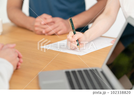 契約 商談 手元 対面 契約 商談 手元 対面 102338820