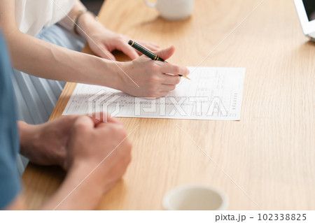 契約 商談 手元 対面 契約 商談 手元 対面 102338825