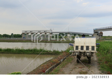 田植機　田植えを終えた田植え機 102338933