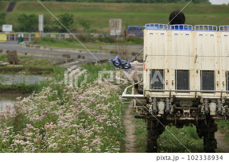 田植機 田植えを終えた田植え機 田植機 田植えを終えた田植え機 102338934