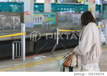 新幹線を待つ女性 102339134