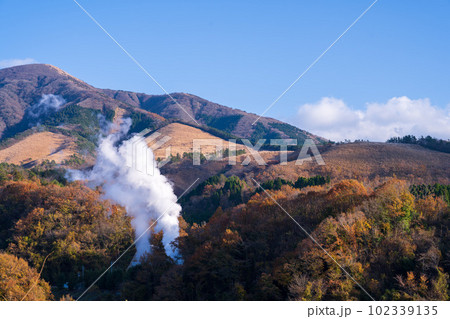 秋晴れ紅葉に映える温泉の湯けむりと山並み風景(阿蘇小国町)小国温泉 102339135