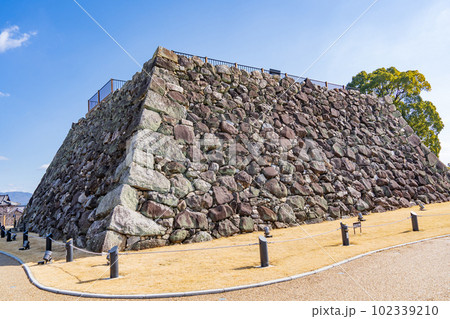 奈良県大和郡山市の郡山城跡の天守台 102339210