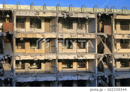 解体中の団地建物 イメージ 解体中の団地建物 イメージ 102339344