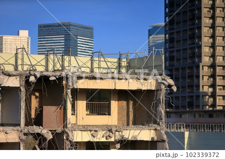 解体中の団地建物　イメージ 102339372
