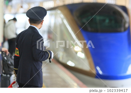 新幹線を迎え入れる駅員　安全管理 102339417