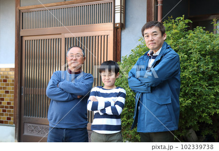 家族(男3人)が腕を組んで偉さ比べをしている 家族(男3人)が腕を組んで偉さ比べをしている 102339738