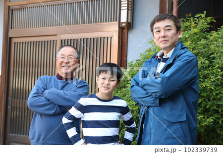 家族(男3人)が偉さ比べをしている 家族(男3人)が偉さ比べをしている 102339739