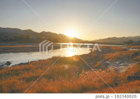 河川敷でみる朝日 102340020