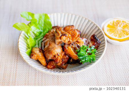 タレで焼いた焼き鳥 102340131