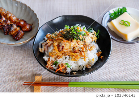 野菜のかき揚げとじ丼 野菜のかき揚げとじ丼 102340143