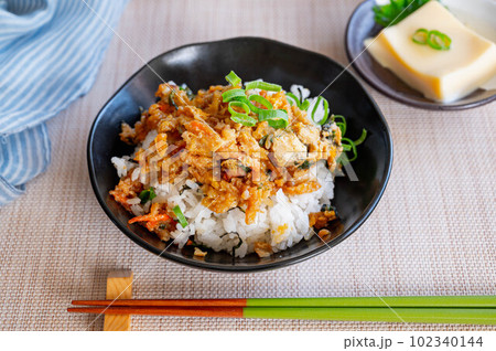 野菜のかき揚げとじ丼 野菜のかき揚げとじ丼 102340144