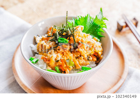 野菜のかき揚げとじ丼 102340149