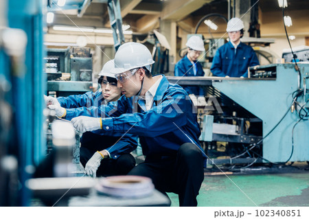 工場で機械の整備をする労働者 102340851